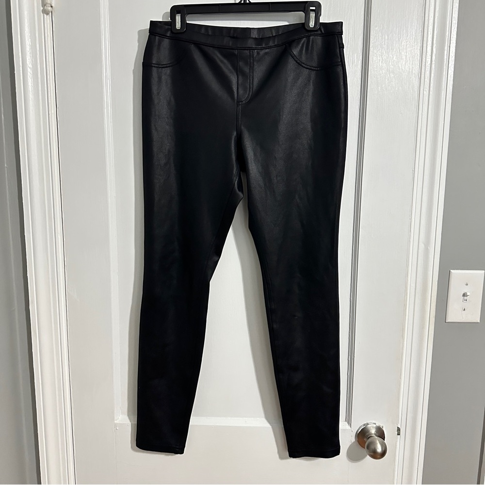 Simply Vera Vera Wang Pleather Black Leggings Size Medium.
